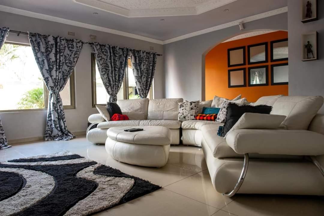 Emc Fully Furnished &Serviced Villas 4 Bedroom With Solar Power , Private Pool, Starlink Wifi ,Aircons & Dstv Lusaka Eksteriør billede